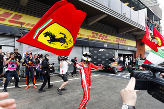 Sebastian Vettel, Ferrari, festeggia la vittoria nel parco chiuso, sotto lo sguardo di Max Verstappen, Red Bull Racing