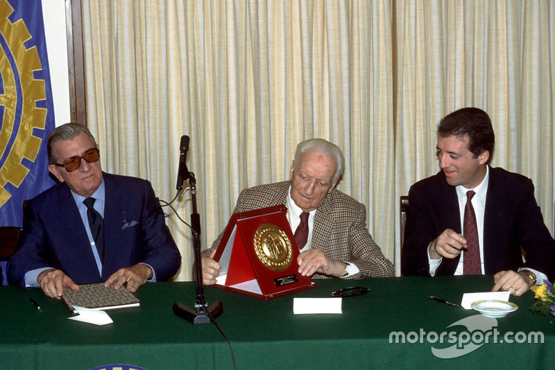 Maranello 1987, Enzo Ferrari accanto al figlio Piero Ferrari e al Presidente FIA Jean Marie Balestre