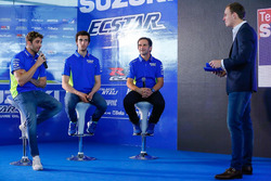 Андреа Янноне, Алекс Рінс та Давіде Брівіо, керівник команди, Suzuki MotoGP