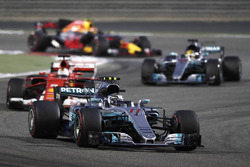 Valtteri Bottas, Mercedes AMG F1 W08, devant Sebastian Vettel, Ferrari SF70H,Lewis Hamilton, Mercedes AMG F1 W08, Max Verstappen, Red Bull Racing RB13