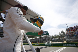 Lewis Hamilton, Mercedes AMG F1, mostra ai tidfosi il suo casco di Ayrton Senna, regalo ricevuto dop