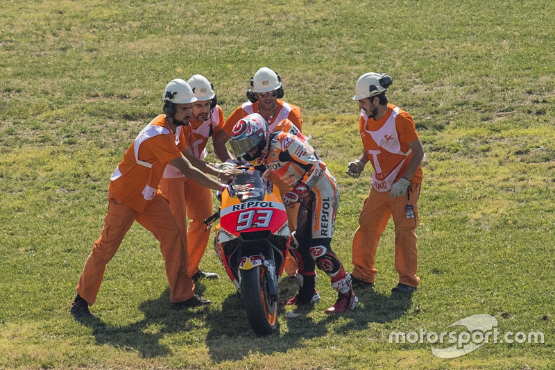 Marc Marquez, Repsol Honda Team avec des commissaires après sa chute