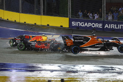 Max Verstappen, Red Bull Racing RB13, Fernando Alonso, McLaren MCL32 Honda crash