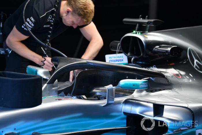 Mercedes-Benz F1 W08 con el Halo