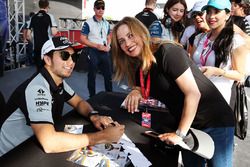 Sergio Pérez, Sahara Force India F1 firma autógrafos para los fans