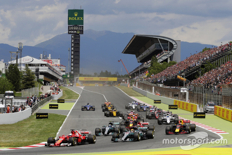 Sebastian Vettel, Ferrari SF70H, Lewis Hamilton, Mercedes AMG F1 W08, en la primera curva al inicio