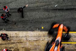 Fernando Alonso, McLaren MCL32 sale de pits