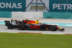 Max Verstappen, Red Bull Racing RB13, passe Lewis Hamilton, Mercedes F1 W08