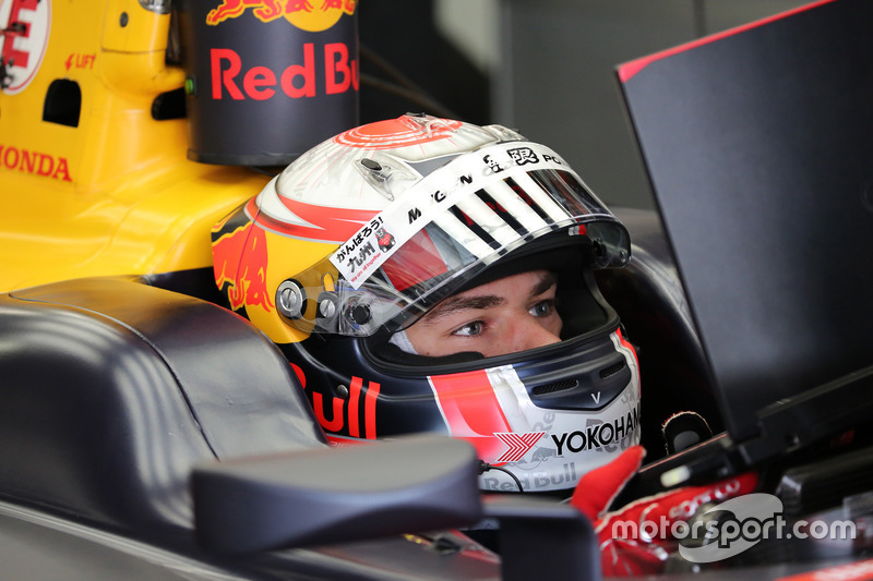 Француз, який став чемпіоном GP2 у 2016 році і на цей час виступає у японській Super Fоrmula, займе місце російського пілота.