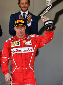 Гонщик Ferrari Кими Райкконен на подиуме