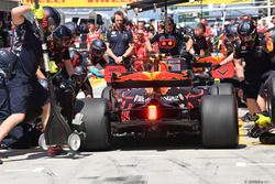 Max Verstappen, Red Bull Racing RB13 pit stop