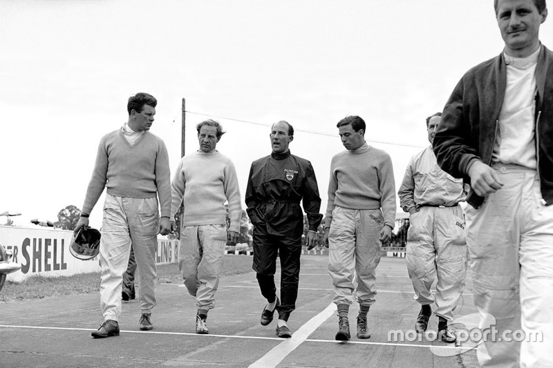 1961, Tim Parnell, Innes Ireland, Stirling Moss, Jim Clark, Jack Fairman y Lucien Bianchi caminan hacia la meta