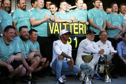 Гонщики Mercedes AMG F1 Льюис Хэмилтон и Валттери Боттас, гоночный инженер команды Тони Росс