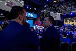 Zak Brown, PDG du Motorsport Network, regarde la course