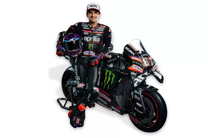 Jorge Martin avec sa combinaison aux couleurs d'Aprilia et Monster