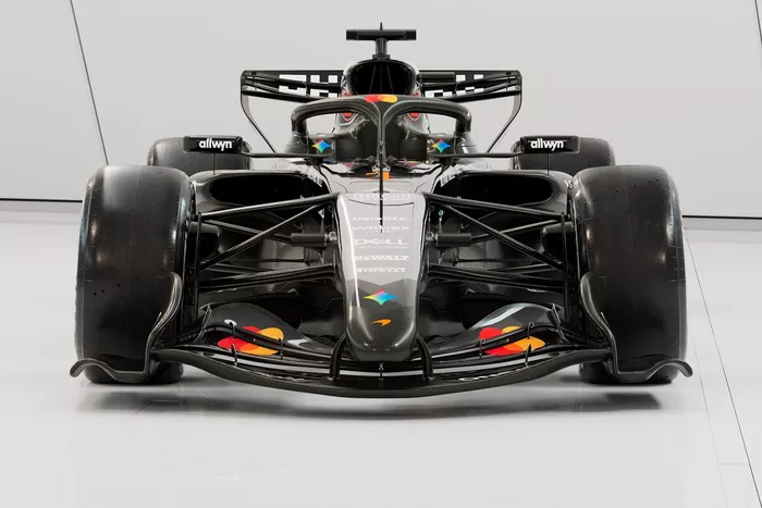 F1新時代も覇権を狙う！ 王者マクラーレン、テスト用ブラックカラーの