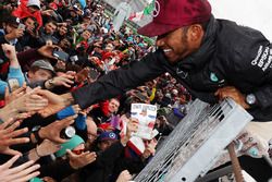 Il vincitore della gara Lewis Hamilton, Mercedes AMG F1, festeggia con il team