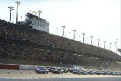 Start: Kevin Harvick, Stewart-Haas Racing Chevrolet leads