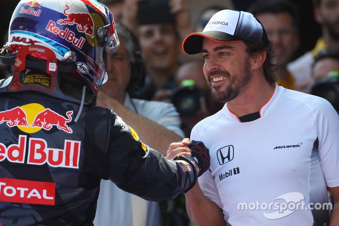 Ganador Max Verstappen, Red Bull Racing celebra en el parc ferme con Fernando Alonso, McLaren
