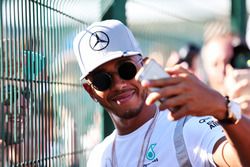 Lewis Hamilton, Mercedes AMG F1 con fans