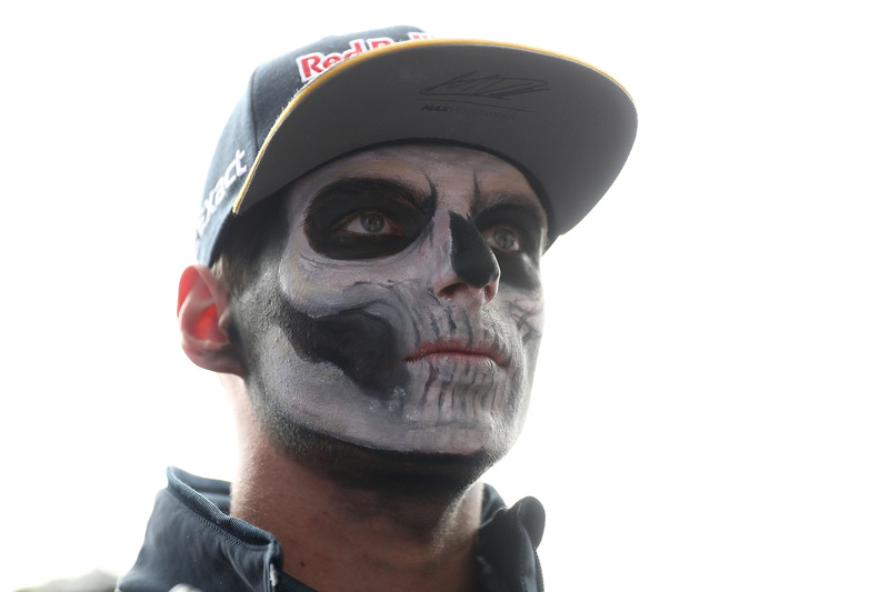 Max Verstappen, Red Bull Racing en el Paddock pintado como catrín del Dia de Muertos