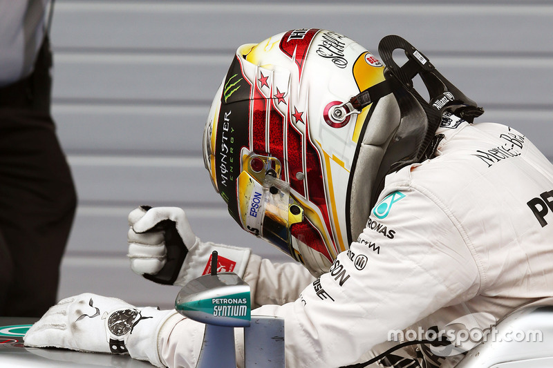 Pemenang lomba Lewis Hamilton, Mercedes AMG F1 W07 Hybrid bersuka-cita di parc ferme