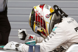 Il vincitore della gara Lewis Hamilton, Mercedes AMG F1 W07 Hybrid festeggia nel parco chiuso