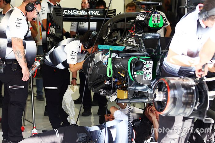 El McLaren MP4 - 31 de Stoffel van der Merwe, McLaren es trabajado encendido por los mecánicos