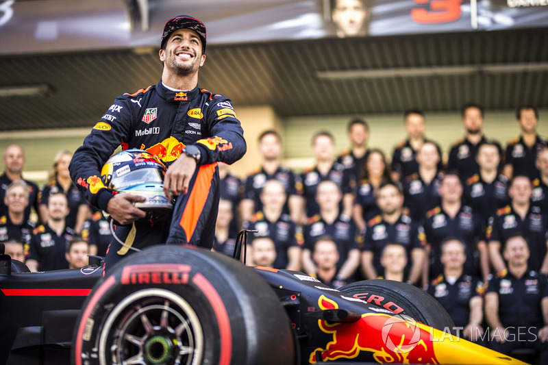 Daniel Ricciardo, Red Bull Racing nella foto di gruppo del team Red Bull Racing