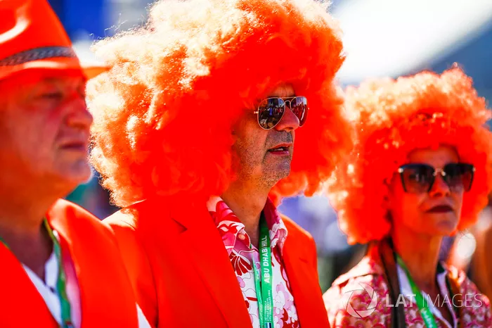 Aficionados holandeses en naranja