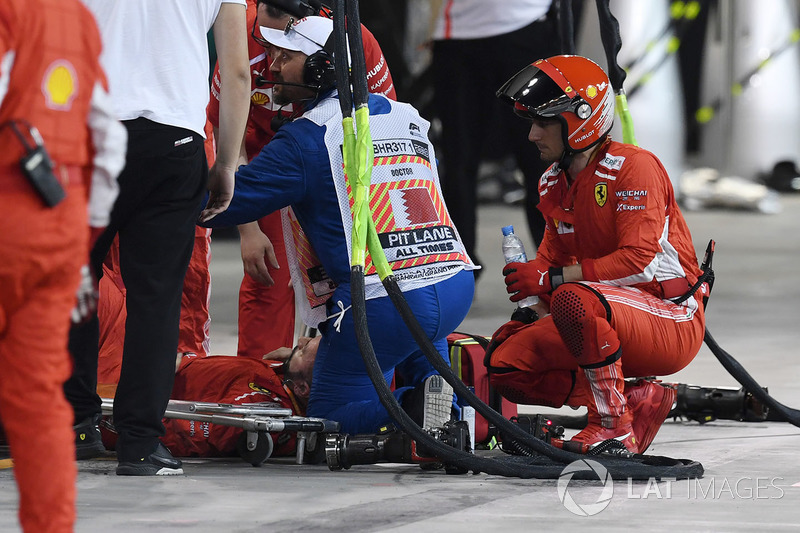 Un mécanicien blessé est pris en charge après un incident avec la voiture de Kimi Raikkonen, Ferrari SF71H pendant un arrêt au stand