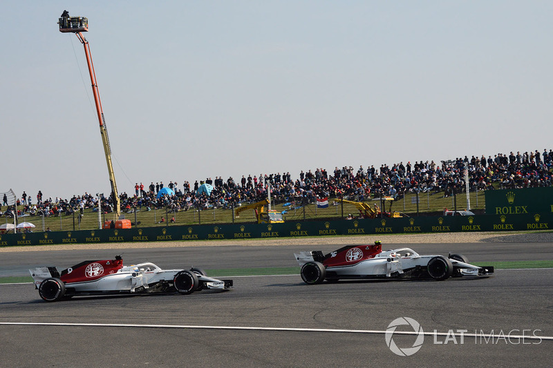 Charles Leclerc, Sauber C37 e Marcus Ericsson, Sauber C37