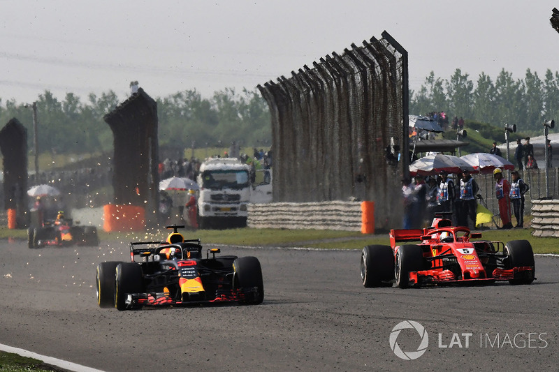 Daniel Ricciardo, Red Bull Racing RB14 and Sebastian Vettel, Ferrari SF71H battle