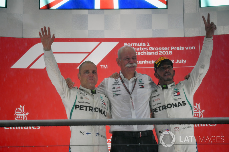 Podio: il secondo classificato Valtteri Bottas, Mercedes-AMG F1, il Dr. Dieter Zetsche, CEO Daimler AG, il vincitore della gara Lewis Hamilton, Mercedes-AMG F1