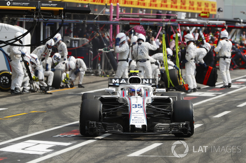 Sergey Sirotkin, Williams FW41, lascia il box dopo aver effettuato un pit stop