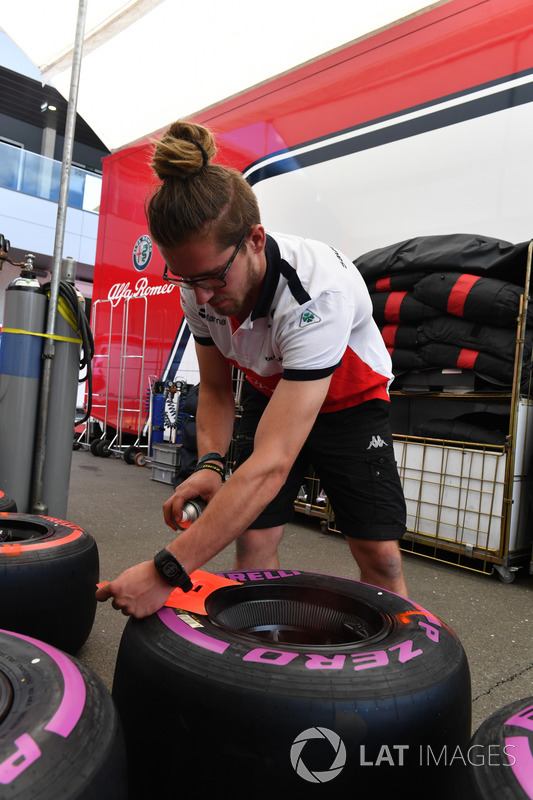 Un meccanico Sauber contrassegna le gomme Pirelli