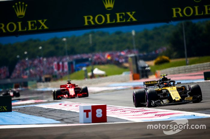Carlos Sainz Jr., Renault Sport F1 Team R.S. 18, leads Sebastian Vettel, Ferrari SF71H