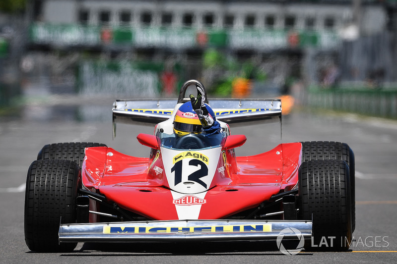 Jacques Villeneuve pilote la Ferrari 312T3 de Gilles Villeneuve