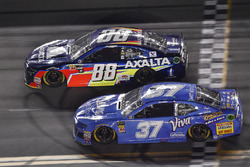 Alex Bowman, Hendrick Motorsports, Chevrolet Camaro Axalta, Chris Buescher, JTG Daugherty Racing, Chevrolet Camaro Kleenex Wet Wipes