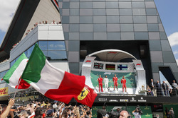 Podyum: Claudio Albertini, Ferrari, 2. Lewis Hamilton, Mercedes AMG F1, Yarış galibi Sebastian Vettel, Ferrari, 3. Kimi Raikkonen, Ferrari