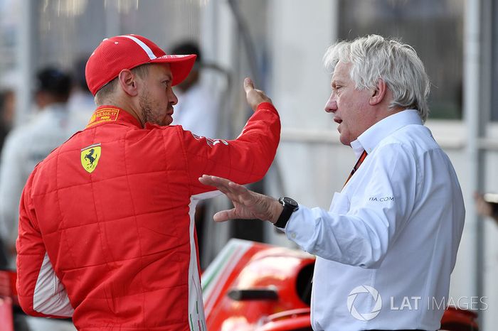 El ganador de la pole Sebastian Vettel, Ferrari y Charlie Whiting, delegado de la FIA en el parque cerrado