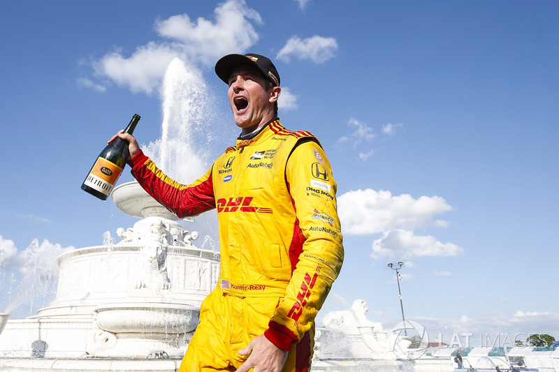 Ryan Hunter-Reay, Andretti Autosport Honda, Winner Celebrates in Scott Fountain