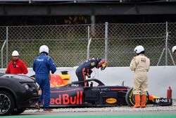 Max Verstappen, Red Bull Racing RB14 nella ghiaia