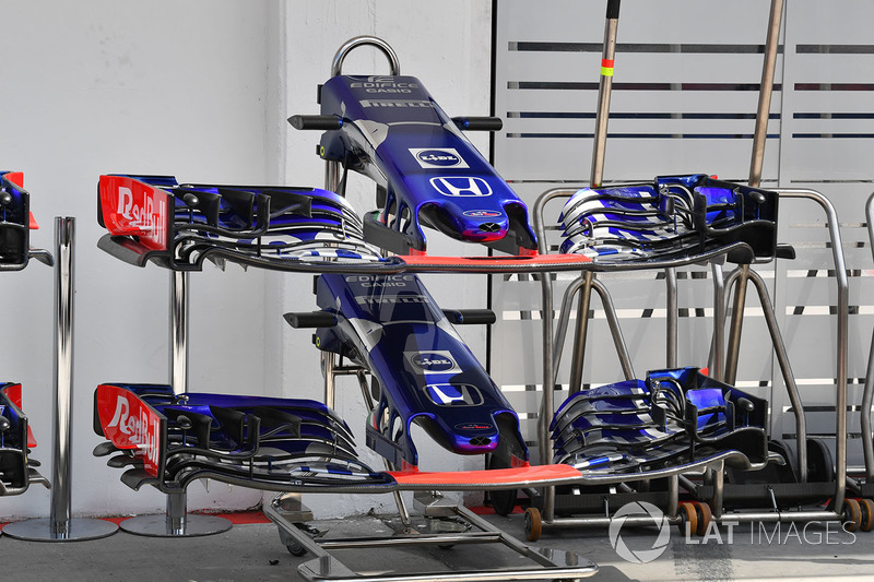 Scuderia Toro Rosso STR13 nose and front wings