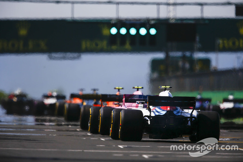 Esteban Ocon, Force India VJM11, devant Sergey Sirotkin, Williams FW41, au départ