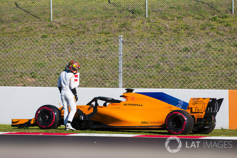 Stoffel Vandoorne, McLaren MCL33 stops on track