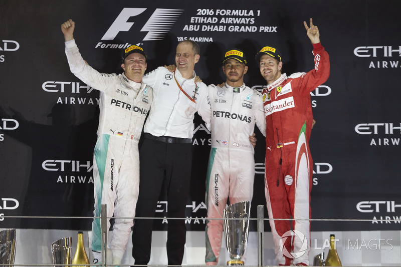 Podium: second place  and new World Champion Nico Rosberg, Mercedes AMG, Tony Ross, Race Engineer, M