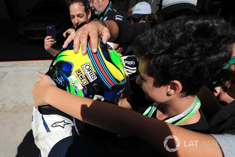 Felipe Massa, Williams FW40, parc ferme'de eşi Rafaela Bassi ve oğlu Felipinho Massa ile son Brezilya GP'sini kutluyor