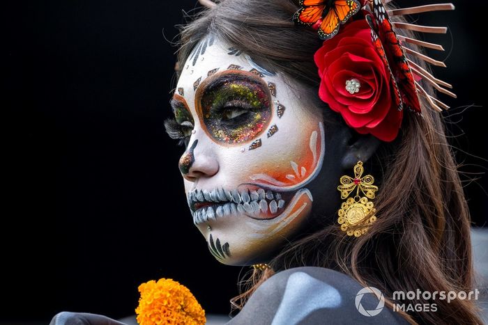Una mujer maquillada de Calaveras en el Paddock 
