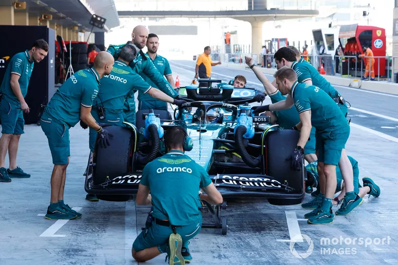 Mechanics push Felipe Drugovich, Aston Martin AMR24